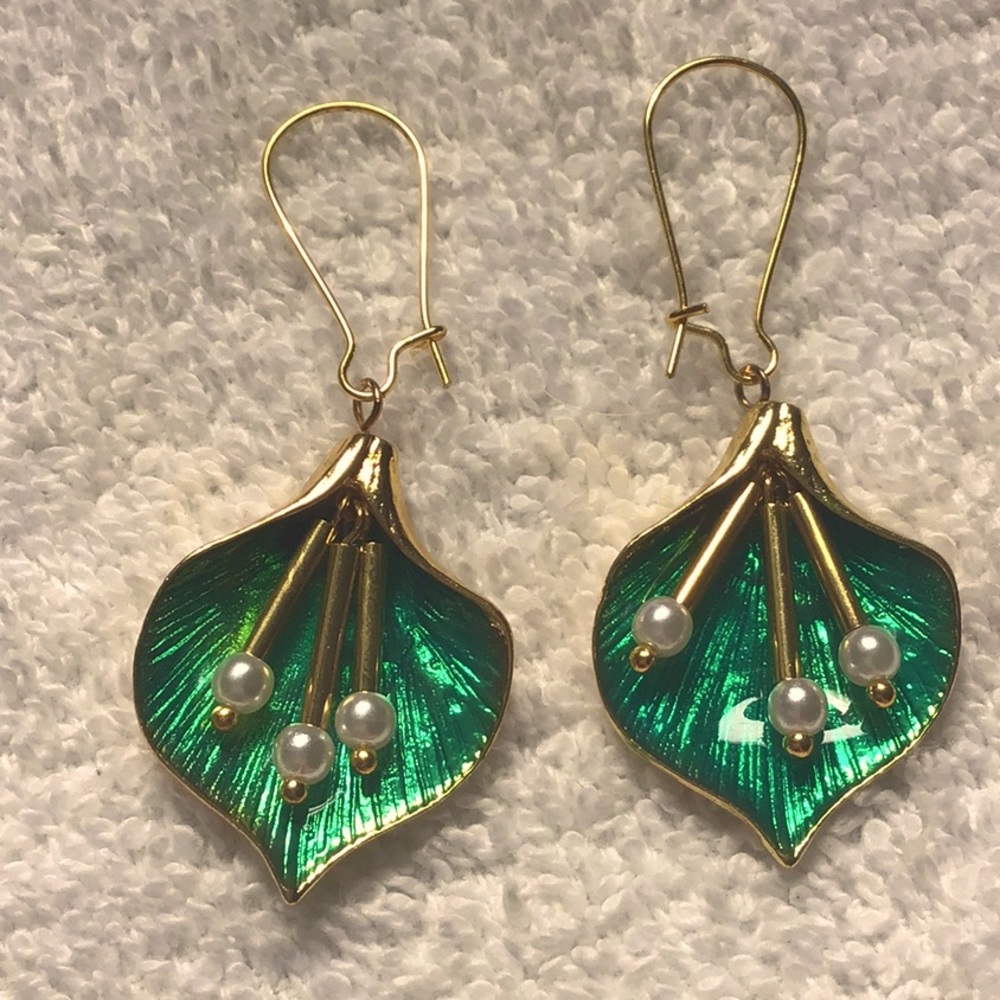 New Sensational Lily Pod Dangling Earrings